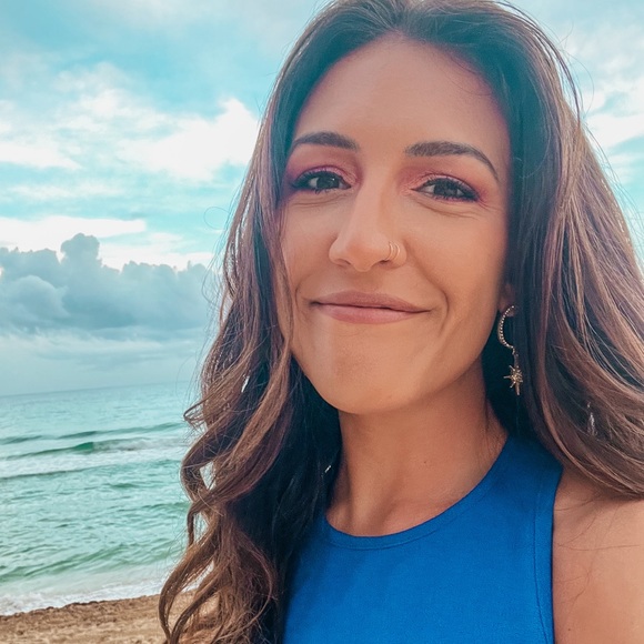 Meet your Posher! - Picture 3 of 5